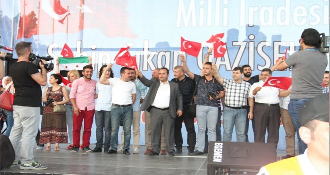 Gaziantep ve Suriyeli gazeteciler demokrasi nöbetinde 