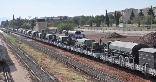 Gaziantep'e askeri araç ve malzeme sevkiyatı sürüyor