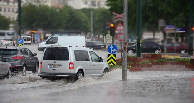 Gaziantep'i sel vurdu, evleri su bastı, araçlar mahsur kaldı...