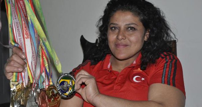 Gaziantep'li Dünya bilek şampiyonu, su satarak geçiniyor...