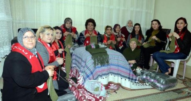 Gaziantepli kadınlar, Mehmetçik için atkı ve bere örüyor