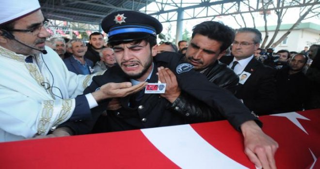 Gaziantepli şehit polis gözyaşlarıyla toprağa verildi