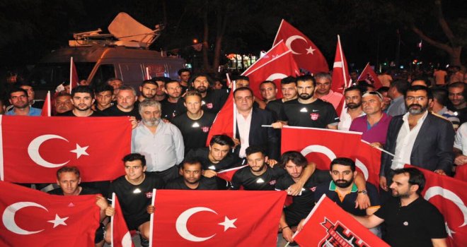 Gaziantepsporlu futbolcular demokrasi nöbeti tuttu