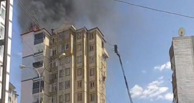 Gaziantep'te 11 katlı binanın çatı katında yangın