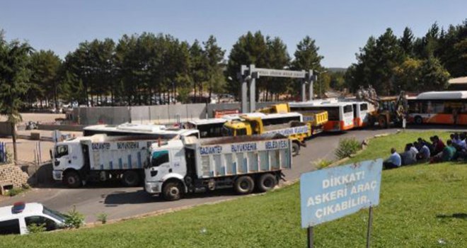 Gaziantep'te 5'inci Zırhlı Tugay çıkışı iş makineleriyle kapatıldı