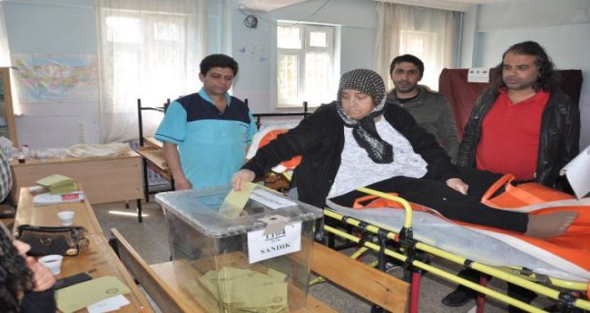 Gaziantep'te 80 yaşındaki kadın sedyeyle oy kullandı