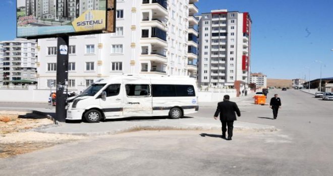 Gaziantep'te belediye otobüsü ile öğrenci servisi çarpıştı...