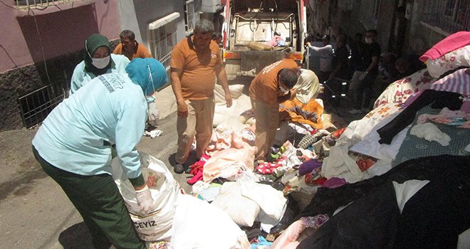 Gaziantep'te bir evden 3 kamyon çöp çıkartıldı 