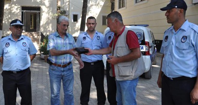 Gaziantep'te para dolu çantayı bulan emekli vatandaş...