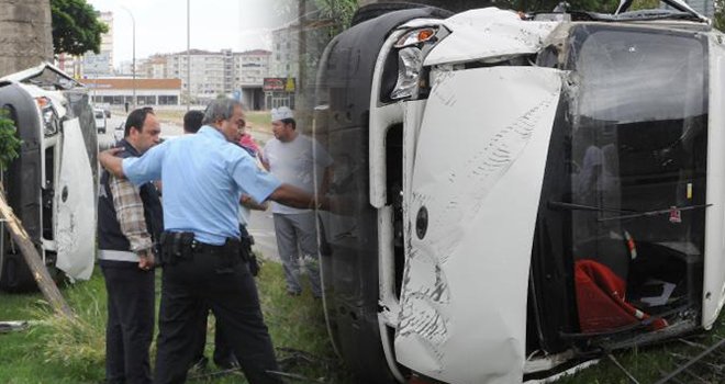 Çaldıkları minibüsle polisten kaçarken kaza yaptılar