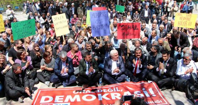 Gaziantep'te CHP'lilerden OHAL'e karşı oturma eylemi