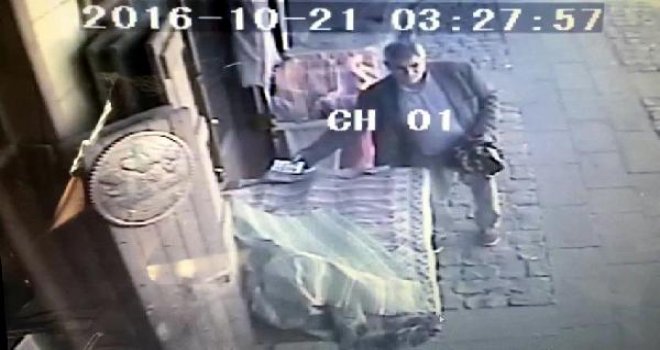 Gaziantep'te Cuma namazı sırasında hırsızlık kamerada