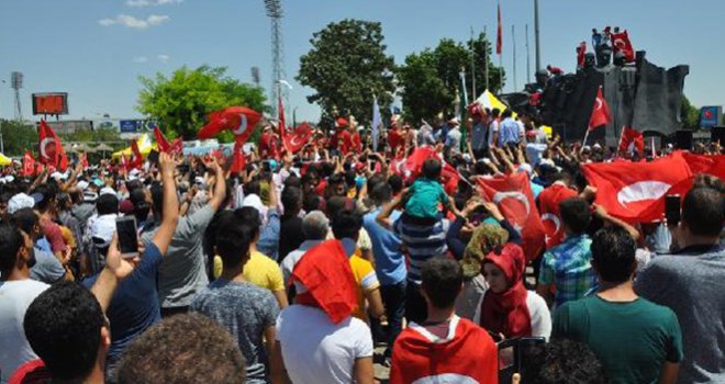 Gaziantep’te darbe girişimi protesto edildi