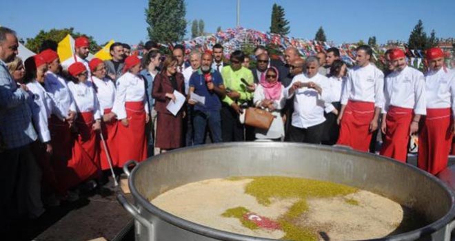 Gaziantep'te 'Dünya barışı' için tek kazanda 3 ton 192 kilo aşure pişirildi
