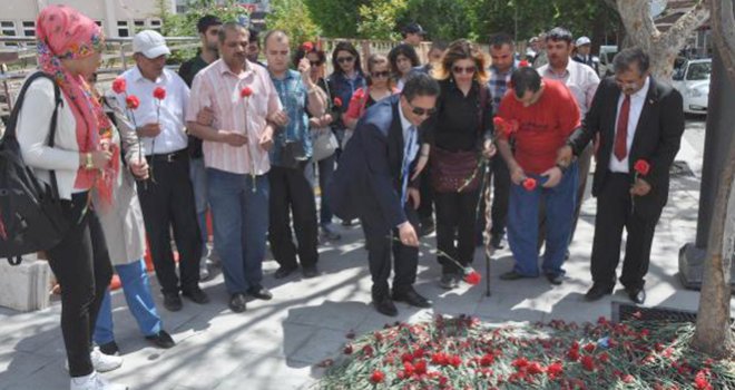 Gaziantep’te görme engelliler, terör saldırısının yapıldığı yere karanfil bıraktı
