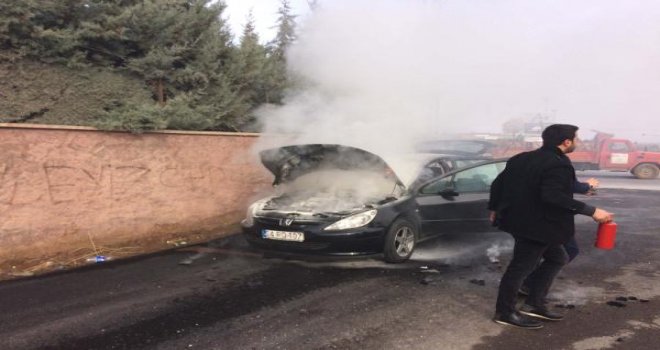 Gaziantep'te harekat halindeki otomobilde yangın