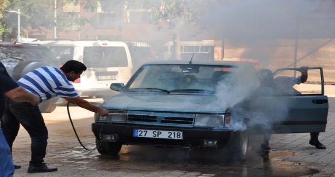 GAZİANTEP'TE HAREKET HALİNDEKİ OTOMOBİL ALEV ALDI