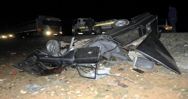 Gaziantep'te iki araç kafa kafaya çarpıştı: 3 ölü, 7 yaralı