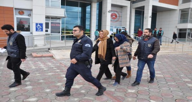Gaziantep'te kadın hırsızlar ev sahibini odaya kilitleyip...