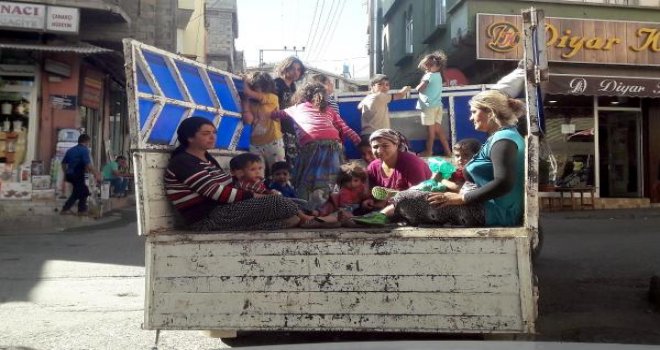 Gaziantep'te tehlikeli yolculuk: Kamyonet kasasında 16 kişi