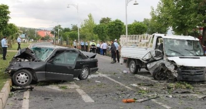 Gaziantep'te kamyonet otomobille çarpıştı 6 yaralı