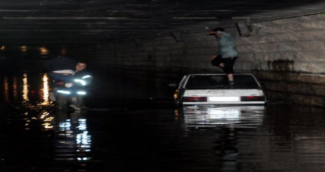 Gaziantep’te mahsur kalanları itfaiye kurtardı