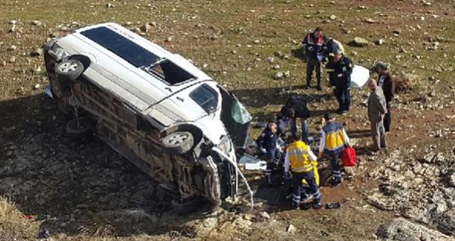 GAZİANTEP’TE MİNİBÜS DEVRİLDİ: 5 YARALI