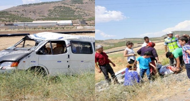 Gaziantep'te minibüs ile otomobil çarpıştı: 11 yaralı