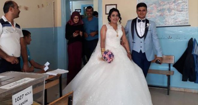 Gaziantep'te Önce oy kullandılar, sonra düğüne gittiler
