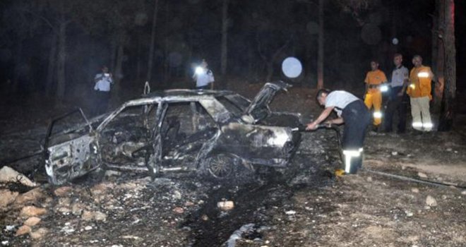 Gaziantep’te ormanlık alana bırakılan otomobil alev aldı