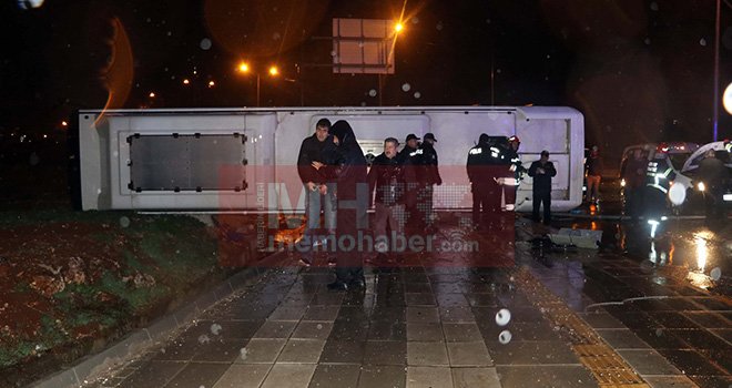 Gaziantep'te Otobüs iki otomobile çarptı:20 yaralı