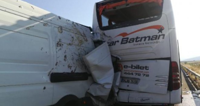 Gaziantep'te Otobüse çarpan kamyonetin sürücüsü yaralandı