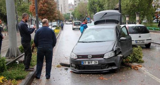 Gaziantep'te otomobil devrildi, sürücü yaralandı