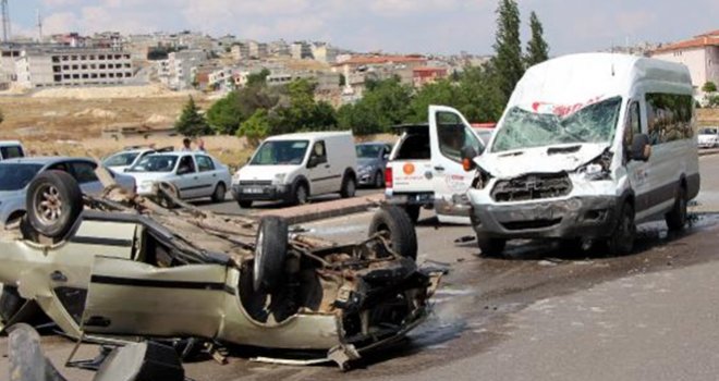 Gaziantep'te otomobil ile minibüs çarpıştı: 2 yaralı