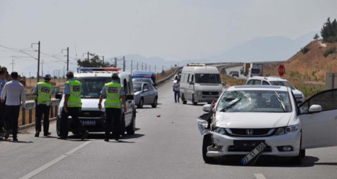 Gaziantep’te otomobil motosikletle çarpıştı