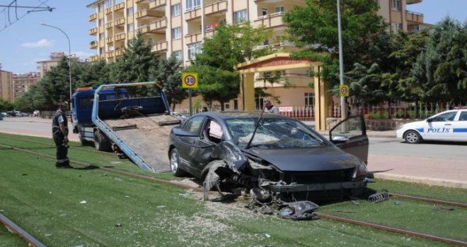 Gaziantep'te otomobil tramvay yoluna çıktı: 2 yaralı