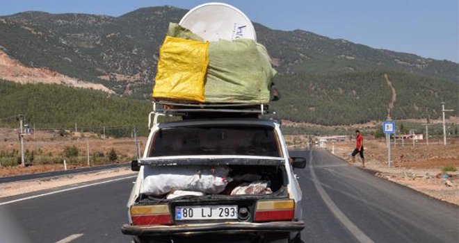 Gaziantep'te otomobilin üzerinde ev eşyası...