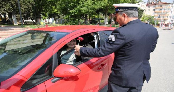Gaziantep'te polis sürücülere karanfil dağıttı