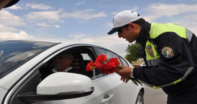 Gaziantep’te polisler sürücülere karanfil dağıttı