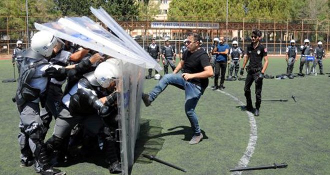 Gaziantep'te polisten özel güvenlik görevlilerine eğitim