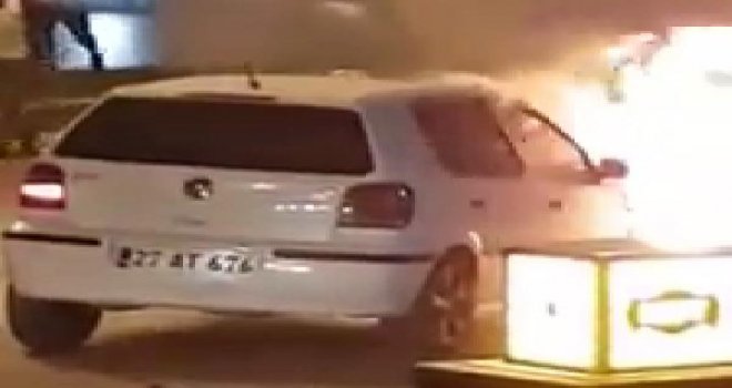 Gaziantep'te seyir halindeki araç bir anda alev aldı