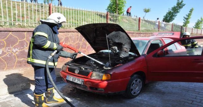Gaziantep'te seyir halindeki otomobil alev aldı