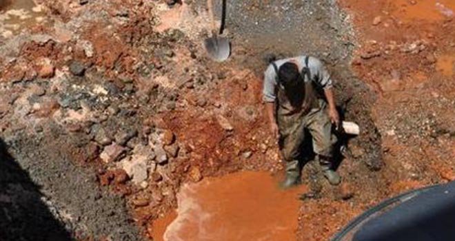 Gaziantep'te su borusu patladı, yol göle döndü