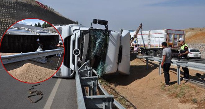 Gaziantep'te TIR devrildi, 25 ton buğday yola saçıldı