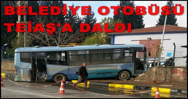 Gaziantep'te TIR'a çarpan otobüs TEİAŞ binasına girdi