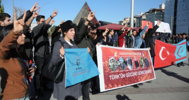 Gaziantep’te Üniversiteliler Türkmenlere Saldırıyı Protesto Etti