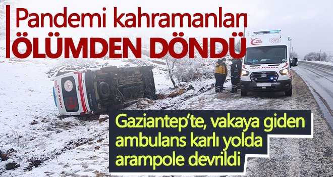 Gaziantep’te, vakaya giden ambulans karlı yolda şarampole devrildi