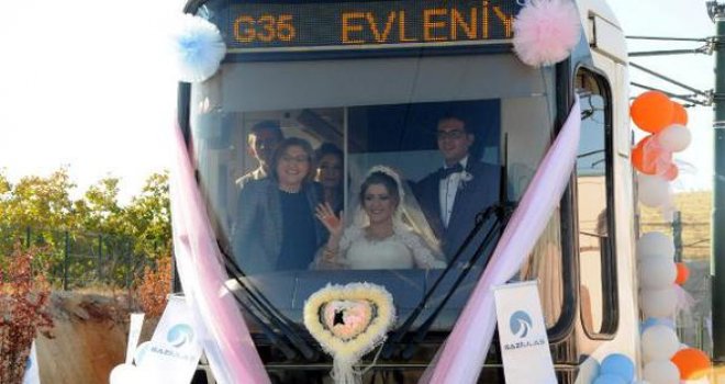 Gaziantep'te Vatman çiftin düğün aracı tramvay oldu
