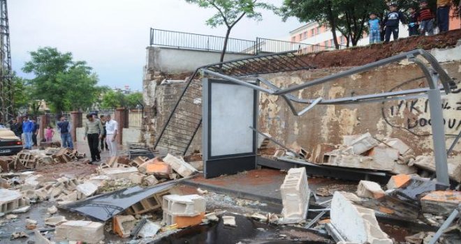 Gaziantep'te yağmur ve selden okul duvarı yıkıldı