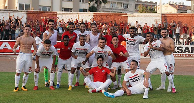 Gazişehir, galibiyetin sevincini ölümsüzleştirdiler